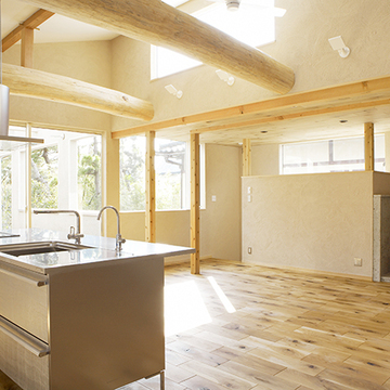 多方面から光の差す明るいキッチン