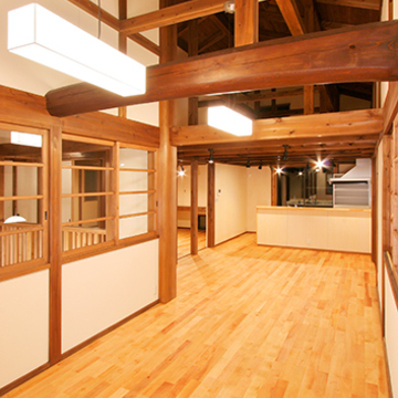 吹き抜けと十分な奥行きの開放的なキッチン