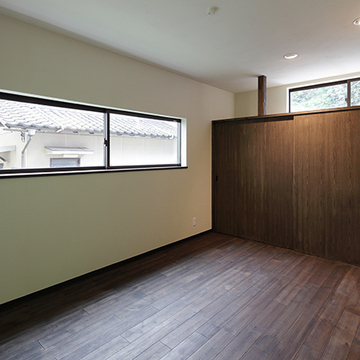 収納と採光を十分にとった洋室