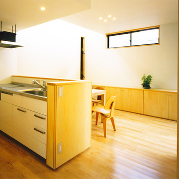 ダイニングが一望できるキッチン