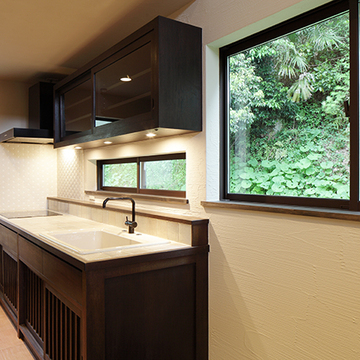 緑溢れる風景を望むキッチン