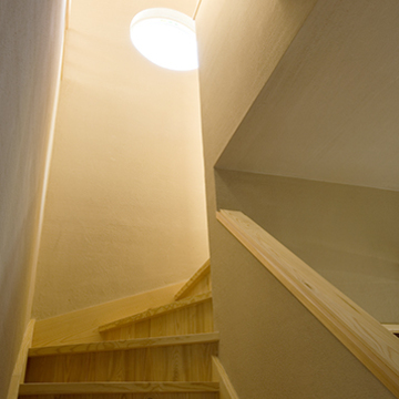 照明の光で明るい階段