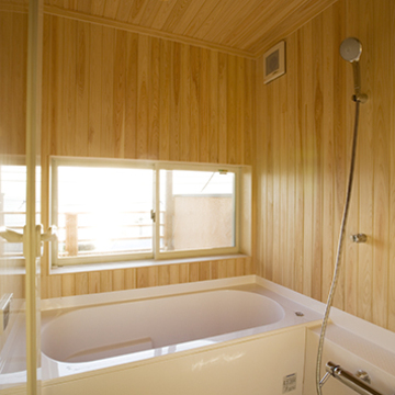 木の温もりに包まれる浴室
