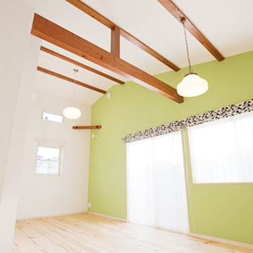 梁から下がる照明