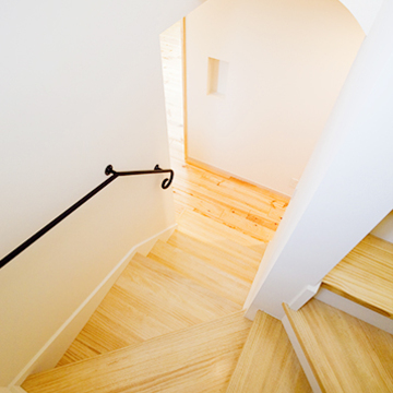 アイアンの手すりが設置された階段スペース