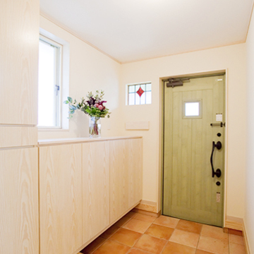 ナチュラルな雰囲気のグリーンの玄関ドア