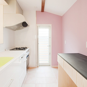 ピンク色のキッチンの壁