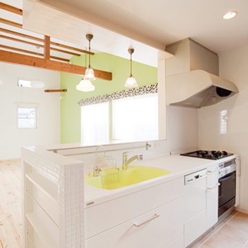 素焼きのタイルを敷き詰めたキッチン床