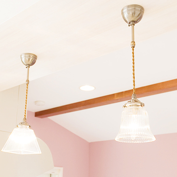 天井に設置されたゴールド金具のガラス照明