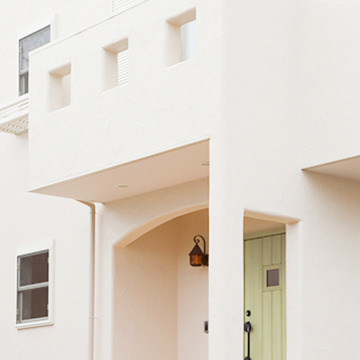 アーチ状の玄関ポーチ