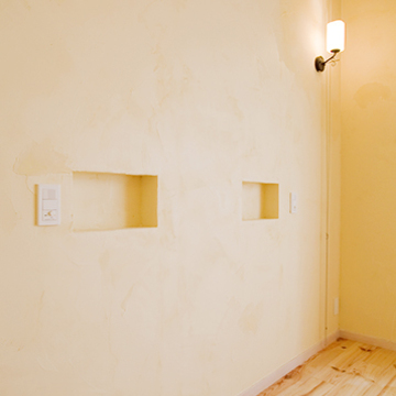 壁面の作り付け棚がアクセントに