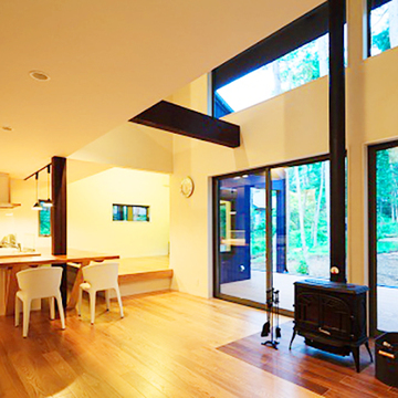 天井まで続くリビングの窓
