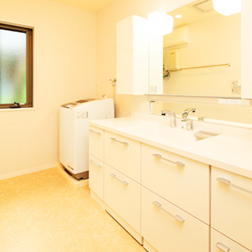 収納たっぷりの洗面スペース