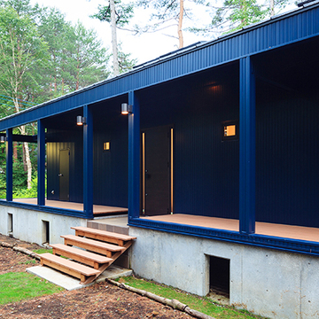 階段から続く玄関ドア