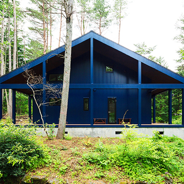 屋根の傾斜が美しい外観