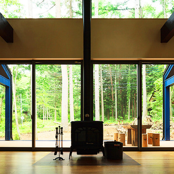 リビングの窓は森の借景