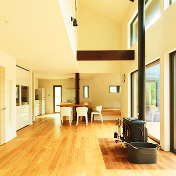 吹き抜けの開放感たっぷりリビング