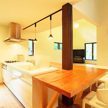 家族が集うキッチン側のテーブルスペース