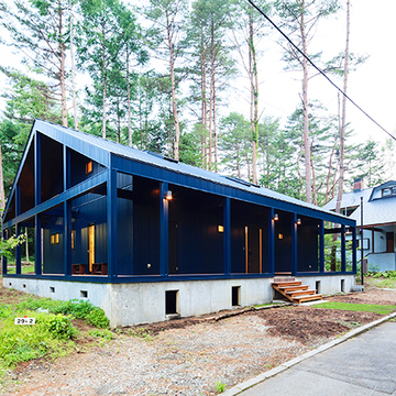 全面道路から眺めた外観