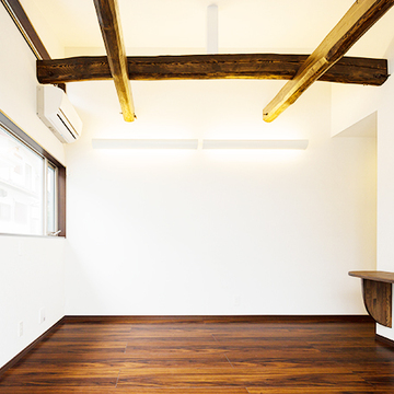 木の質感が暖かい洋室