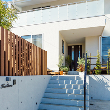 玄関ドアに続く階段