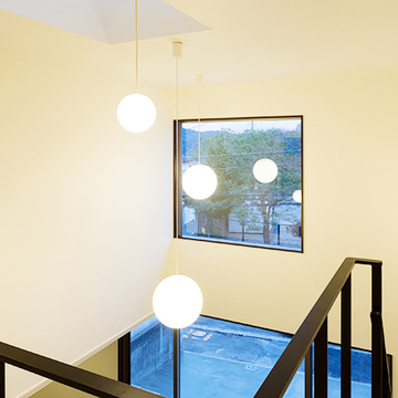 吹き抜け空間を彩る照明プラン