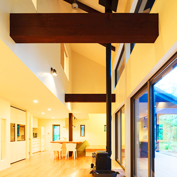 たっぷり採光を取り入れたリビング