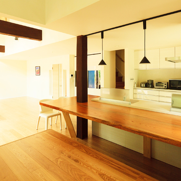 キッチンそばの作り付けテーブル