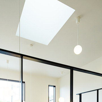 天窓から採光を取り入れる