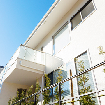 生垣の外から眺めた外観