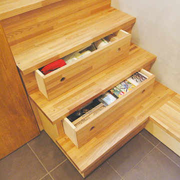 スペースを活用した階段下収納