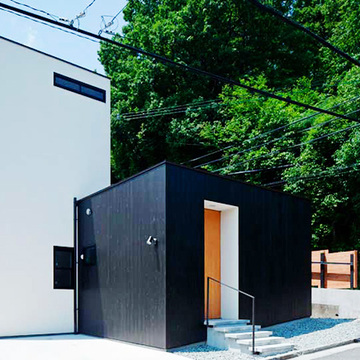 モノトーンの外観。