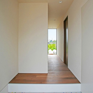 玄関に入ると南の庭まで見通せる