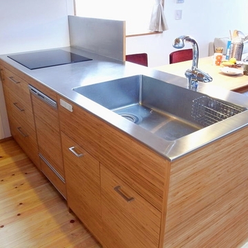 オーダーのコンパクトなキッチン