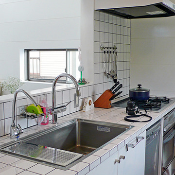 必要なものだけがあるシンプルでローコストな大工造作キッチン