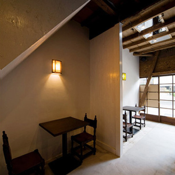 築90年の木造物件を喫茶店に　照明器具などもアンティーク品を利用