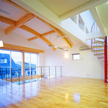 螺旋階段と曲線を描く天井