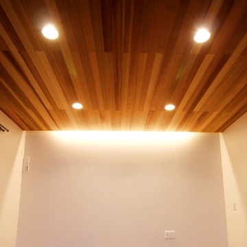 米杉板張りのリビング空間