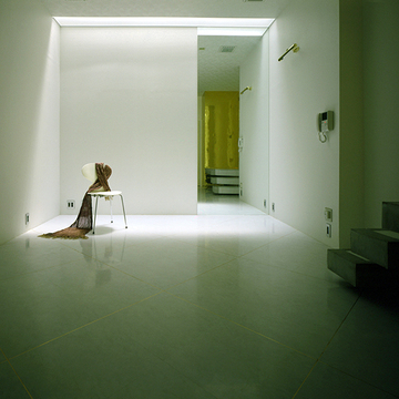 地下の寝室に幻想的な光が落ちる