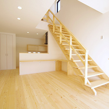圧迫感を与えず、温もりを感じさせる木製のストリップ階段