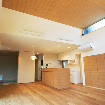 吹抜とハイサイドライトの開放的なリビング