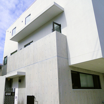 白いブロックが無機質に並ぶ外観