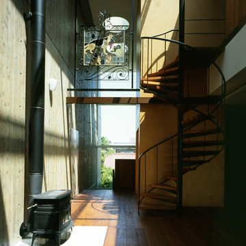 暖炉を中心に吹き抜けたリビング