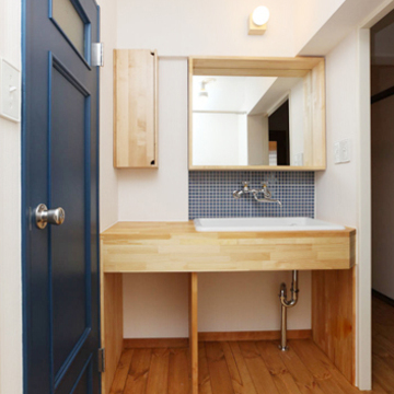 実験室用流しとブルーの洗面室