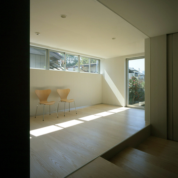 ガラスの間仕切りで家族が自然に目を向けられる、介護利用のための部屋