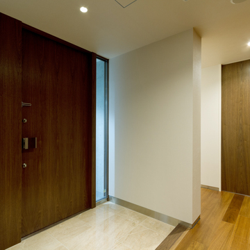 空間の余裕のある、重厚な玄関