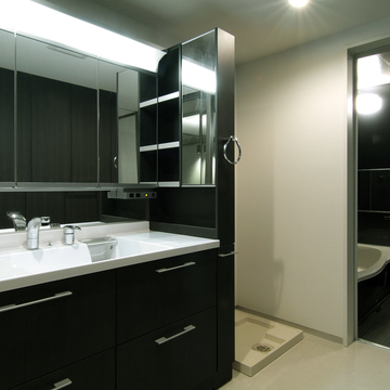 落ち着いた色合いの洗面室と浴室