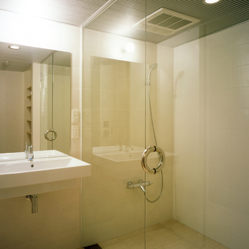 ガラスを使って広く明るく見せる、プライベートシャワー室