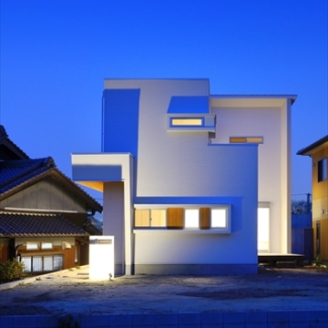 積み木を積んだようなデコボコした外観