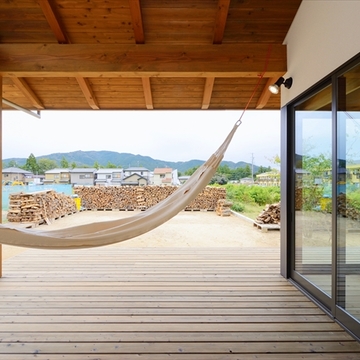 大きな軒下で昼寝ができるハンモック